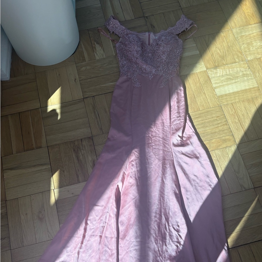 Pink embroidered gown - Picture 3 of 9